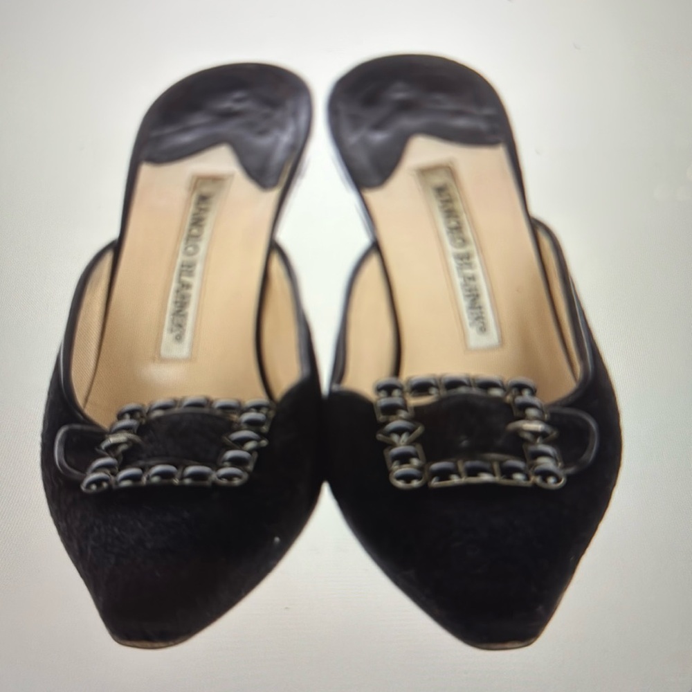 Manolo Blahnik 
Ponyhair pointed Mule
Size 371/2
Black